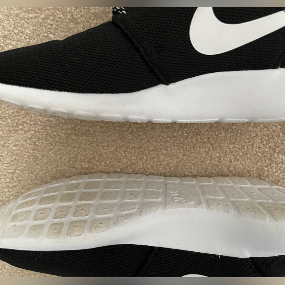 NIKE running/walking shoes size 7.5 - Picture 2 of 5
